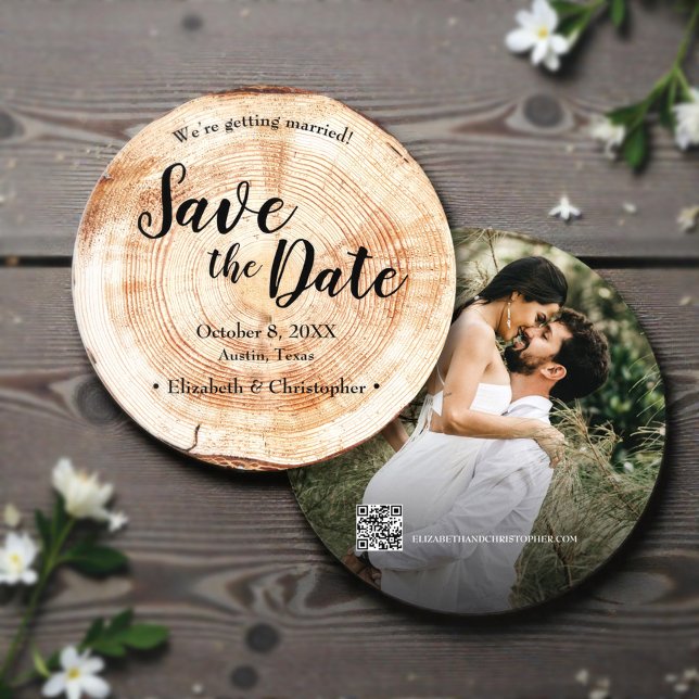 Rustik Trä Bröllop Spara datum foto QR-kod Inbjudningar (Rustic wedding wood photo save the date with QR code wedding website.)