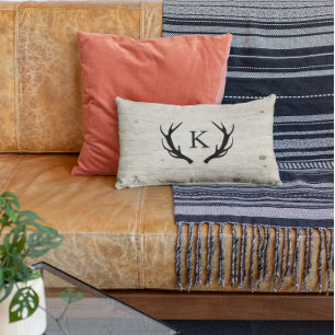 Rustik Trä Monogram med Kronhjortshorn Logo Lumbarkudde