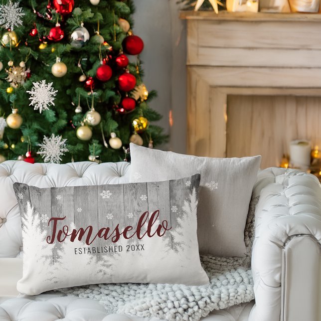 Rustik Trä Vinter Tallträd Burgunder Namn Lumbarkudde (Rustic Wood Winter Pine Trees Burgundy Name Lumbar Pillow)