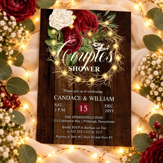 Rustik Trädgårdsbelyst Krans Bröllopsfest Inbjudningar (Rustic Burgundy Floral and Faux Lighted Grapevine Wreath on Rustic Wood Couple's Shower Invitation)