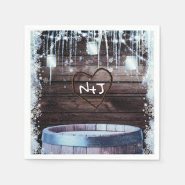 Rustik träfat och vinterbelysning i ladugård vid b pappersservett