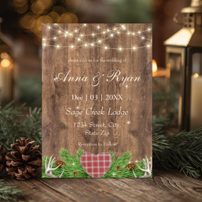 Rustik Trähochzeitsinbjudan | Rutig Hjärtformad In Inbjudningar (Rustic woodland wedding invitation with pine greenery, plaid heart, and cozy lodge charm.)