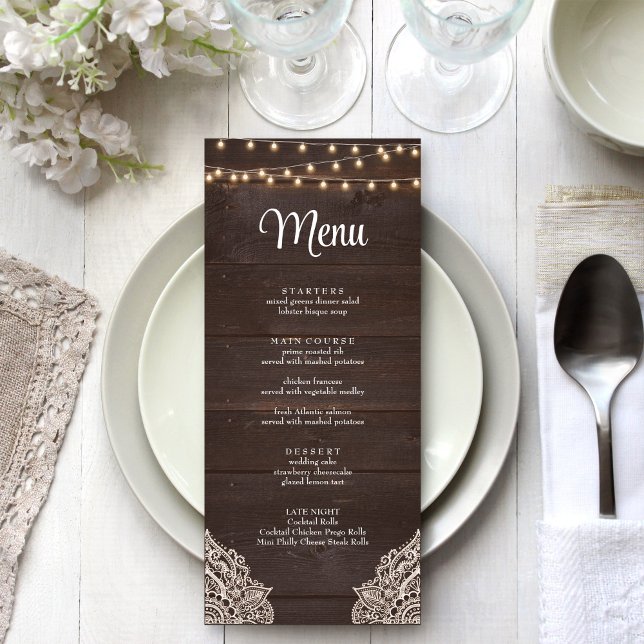 Rustik Träljus Meny Kort (Rustic Wooden String Light Menu Card on a boho white wedding table.)