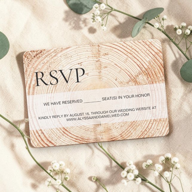 Rustik Trästruktur RSVP reserverad sittplats OSA Kort (Custom RSVP wedding website with reserved seating line of text. Wood cut slice background..)