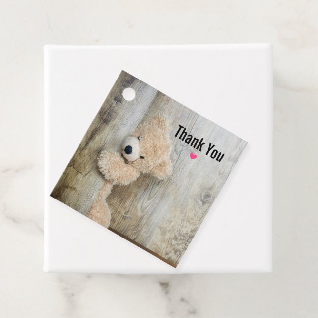 Rustik trävägg med innertak gåvor etiketter (På plats)