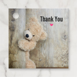 Rustik trävägg med innertak gåvor etiketter