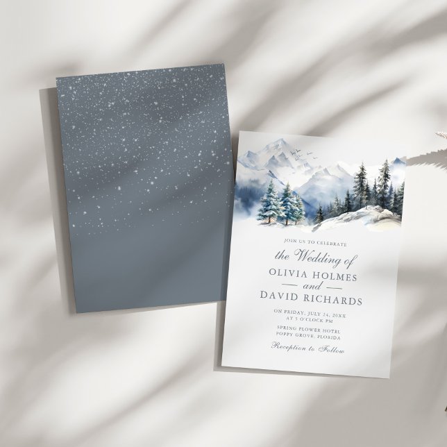 Rustik vattenfärg Snö Berg Tallar Bröllop Inbjudningar (Rustic Watercolor Snow Mountain Pine Trees Wedding Invitation on a sunny white table.)