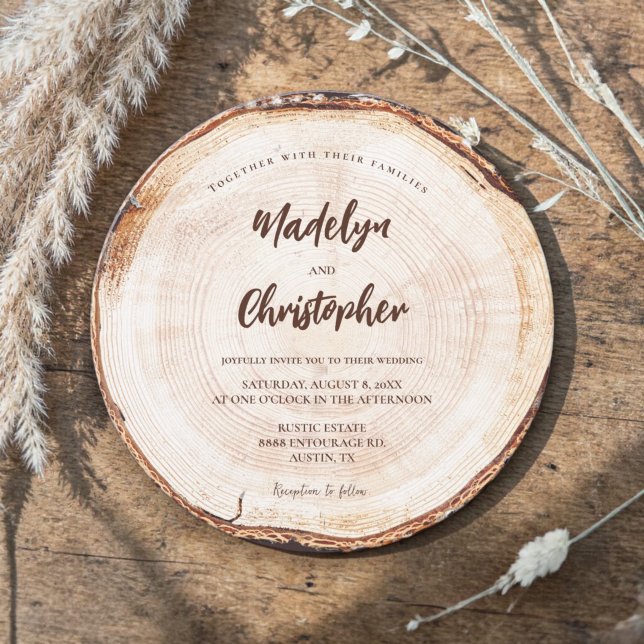 Rustik vigsel Bröllop Handstilsmanus Träskiva Inbjudningar (Unique round wedding card with a rustic wood cut slice background.)