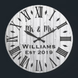 Rustik Vintage Personlig Wood Anpassningsbar Stor Klocka<br><div class="desc">En vacker, unik, naturnära personlig har ett rustiskt trä med svart anpassning av hans och hennes namn i en övertäckningsdesign för skript och det efternamn och år som fastställts i ett fet skript med tryckt träeffektbakgrund. Anpassa klockan genom att lägga till din personliga information. Gör ett underbart bröllop, en årsdag...</div>