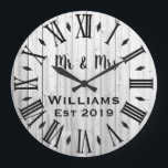 Rustik Vintage Personlig Wood Anpassningsbar Stor Klocka<br><div class="desc">En vacker, unik, naturnära personlig har ett rustiskt trä med svart anpassning av hans och hennes namn i en övertäckningsdesign för skript och det efternamn och år som fastställts i ett fet skript med tryckt träeffektbakgrund. Anpassa klockan genom att lägga till din personliga information. Gör ett underbart bröllop, en årsdag...</div>