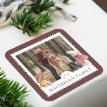 Rustik Watercolor Woodsy Mushroom Photo Frimärke Fyrkantigt Klistermärke<br><div class="desc">Bläddra stollig under säsongen med vårt förtjusande fotodekal av trävirke och svampar! Det är perfekten att skicka lite konstnärlig magi till dina kära i julhelgen. Vår vismatiska och charmerande design sprider sig med våra handmålade vattenfärgade svampar, vintergröna och bär. Sprid glädje och omfamna naturens skönhet med vår vattenfärgade fotodekal av...</div>