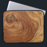 Rustik Wooden Brown Teak Wood Woodgrain Struktur Laptop Fodral<br><div class="desc">Ett närfoto av en rustik träbrun teak Wood, Woodgrain Struktur, Nature Träd Ringar Laptop sleeve. All text och all inslag är flyttbar och redigerbar. Du kan enkelt lägga till mer text/info/information och/eller foton till den här produkten. Du kan också ändra basbakgrunden till valfri färg. Designade/ursprungliga teckningar efter tjock*fa*tin*i. Enkel att...</div>