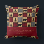 Rustika Björn-kontroll Tvillingar Bröllopsjubileum Kudde<br><div class="desc">Rustik dekorativ kudde med lapptäcke i rött och svart buffelmönster som alternerar med lappar i ett träplankmönster. Björnar och tallar är invävda i mönstret. Personifiera med ett pars namn och deras bröllopsdatum,  eller valfri text du väljer. Perfekt för ditt fjällhus.</div>