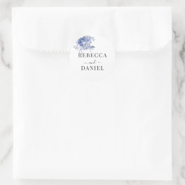 rustika blå rosor och andra blommor i dammig nyans runt klistermärke