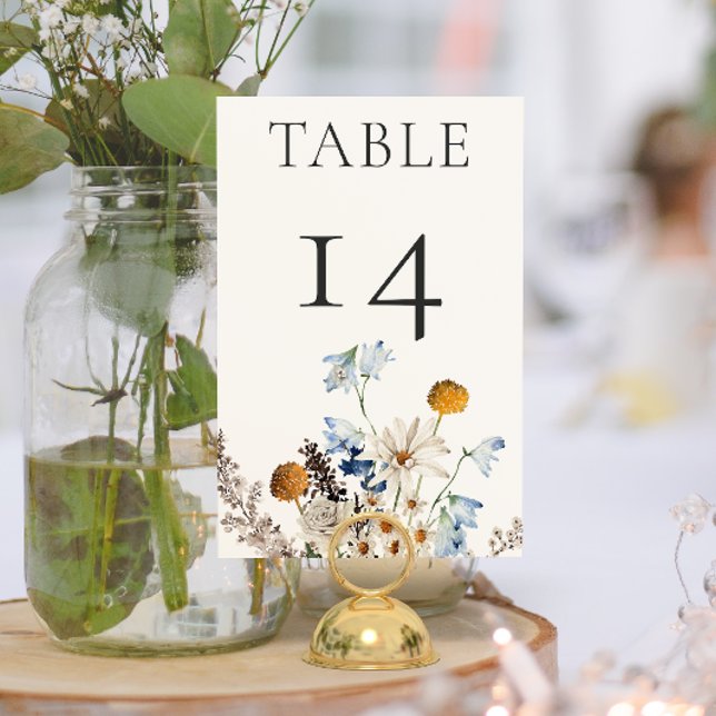 Rustika Blå Vilda Blommor & Prästkragar Bröllop Bordsnummer (Rustic Dusty Blue Wildflowers & Daisies Wedding Table Number)