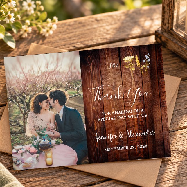Rustika blommor i akvarell monogram fotobryllop tack kort (Rustic watercolor flowers monogram photo wedding thank you card. You can add your own photo.)