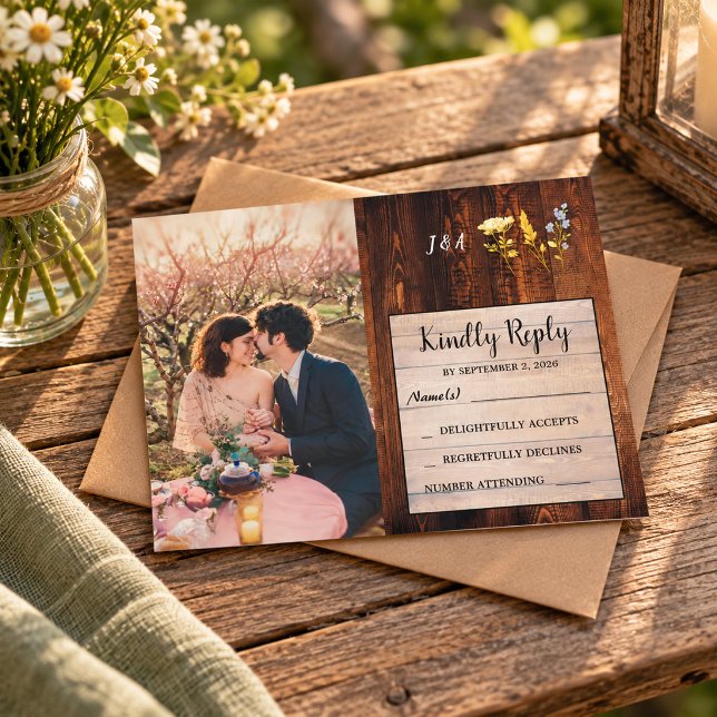 Rustika blommor monogram foto Bröllop RSVP Inbjudningar (Rustic wild flowers monogram photo Wedding RSVP Invitation. For your rustic country wedding.)