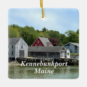 Rustika byggnader vid vattnet i Kennebunkport Main Julgransprydnad Keramik