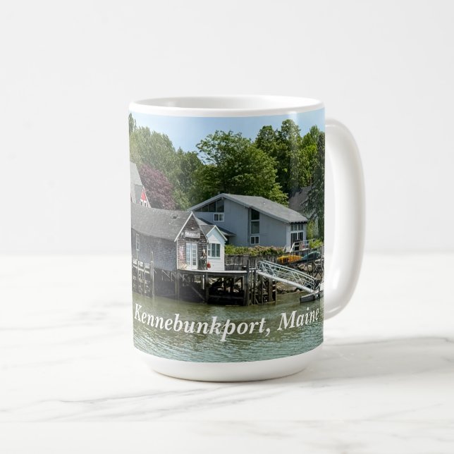 Rustika byggnader vid vattnet i Kennebunkport Main Kaffemugg (Framsida höger)