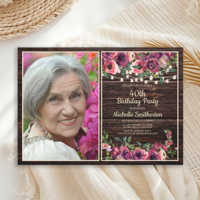 Rustika julbelysningar Rosa Blommig Födelsedagsfot Inbjudningar (Purple flowers on rustic wood photo birthday party invitation)