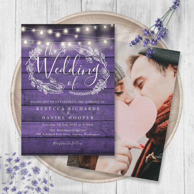 Rustika Ljus i Sträng för Träfotografisk Bröllopsd Inbjudningar (Rustic Purple Wood String Lights Photo Wedding Invitation)