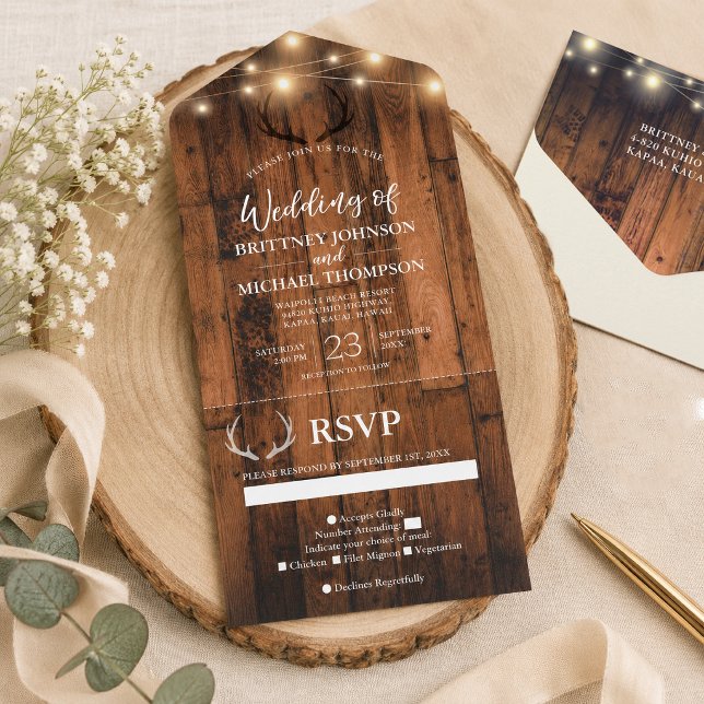Rustika Ljus i Trä med Hjorthorn Bröllop Allt-i-et (Rustic Wood String Light Wedding invitations are designed with an easy-to-tear-off perforated RSVP)