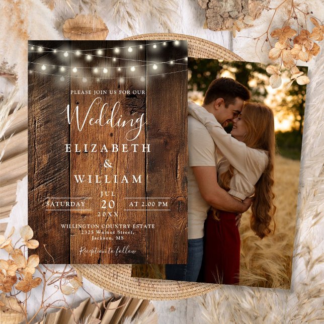 Rustika Ljus i Trädgård med Ljuslykta Bröllopsfoto Inbjudningar (Rustic Barn Wood String Lights Photo Wedding Invitation)