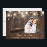 Rustika Ljus med Träbakgrund | Spara Datum Spara Datumet<br><div class="desc">Detta spara datum-kort har en rustik träbakgrund och strängljus och det medger också ett foto. Ge dina gäster känslan av din lantliga,  vingårds- eller lanthusbröllop med detta kort.</div>