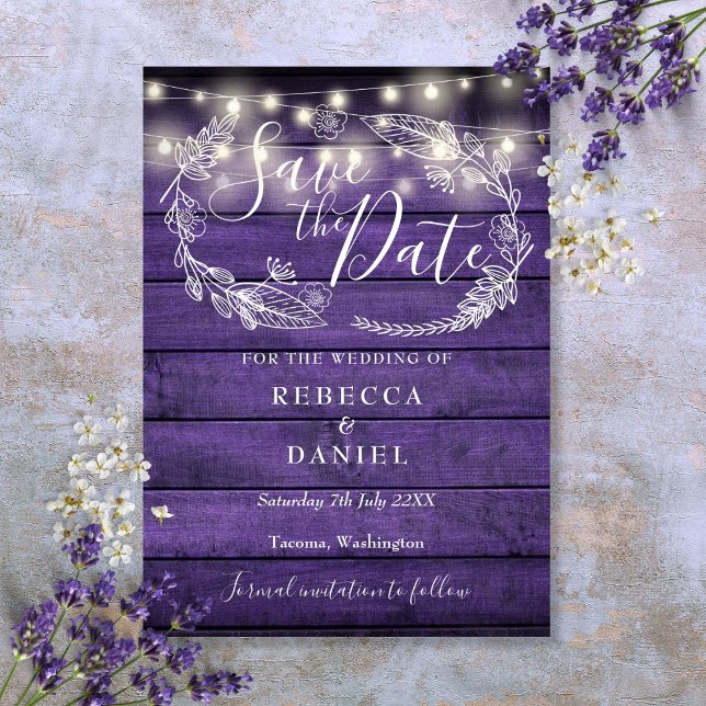 Rustika Ljuskedjor med Violetta Träkulor och Blomm Spara Datumet (Rustic Purple Wood String Lights Floral Wedding Save The Date)