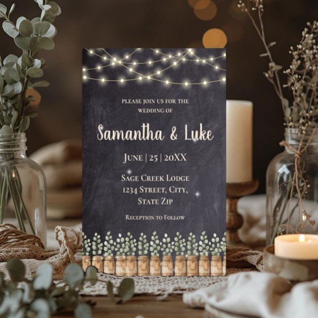 Rustika Ljussträngar Eukalyptus Murarvas Inbjudningar (Rustic string lights wedding invitation with eucalyptus mason jars and romantic chalkboard design.)