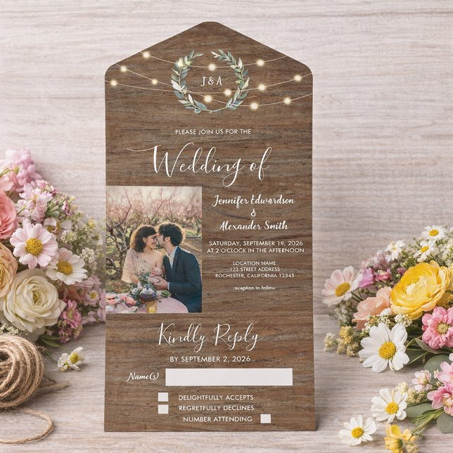 Rustika ljustryckor i trä landlig Bröllop (Rustic wood photo string lights country Wedding All In One Invitation. For your rustic wedding.)