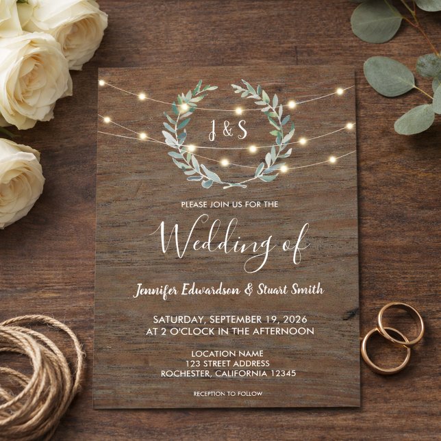 Rustika ljustryckor med trädstav i monogram för la inbjudningar (Rustic wood string lights monogram country Wedding Invitation. For your rustic wedding.)