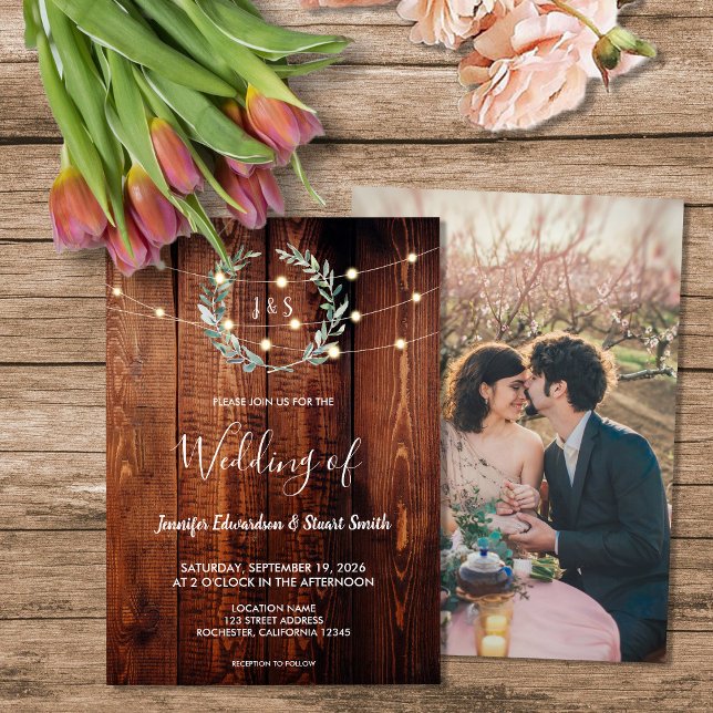 Rustika ljustryckta trästrängar monogram fotobryll inbjudningar (Rustic wood string lights monogram photo Wedding Invitation. For your rusic country wedding.)