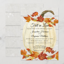 Rustika löv av höstens färger och vit pumpa på trä inbjudningar
