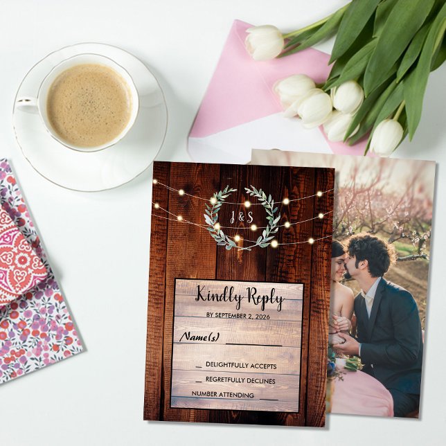 Rustika löv trä strängljus Bröllop RSVP  Inbjudningar (Rustic leaves wood string lights Wedding RSVP Invitation. You can add your own photo and text,)