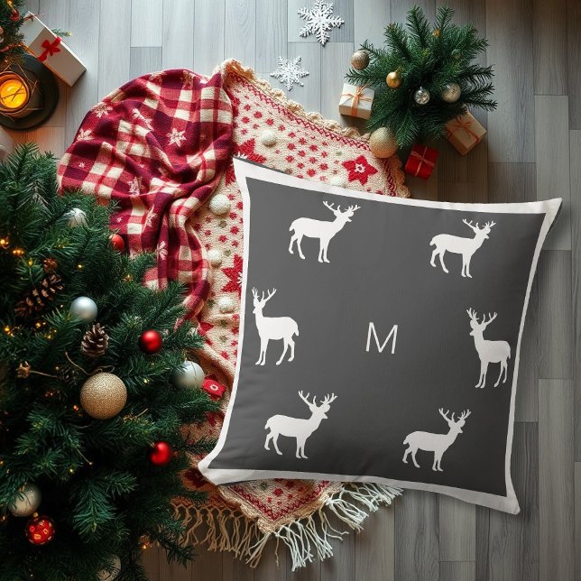 Rustika renar mörkgrå familjemonogram högtid kudde (Rustic reindeer dark gray family monogram holiday throw pillow.)