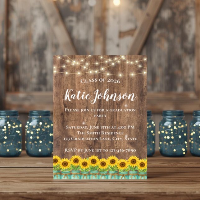Rustika solrosor & Blå Murargraduation Inbjudningar (Brighten your big day with this rustic sunflower and mason jar graduation invite on warm barn wood.)