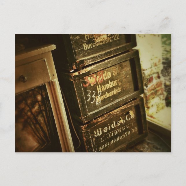 Rustika staplade träboxar lådor bleknade vykort (Framsida)