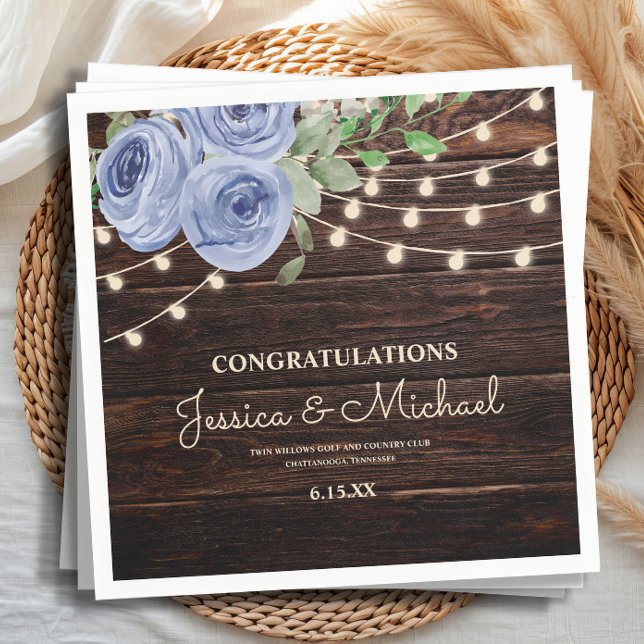 Rustika strängljus Blå blommetallmottagning Pappersservett (Rustic wood and dusty blue floral and string lights wedding reception paper napkins)