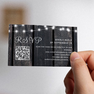 Rustika strängljus i trä från lada bröllop QR RSVP Tilläggskort