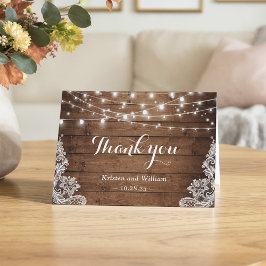 Rustika takljuster i trä med gnistrande lampor tack kort