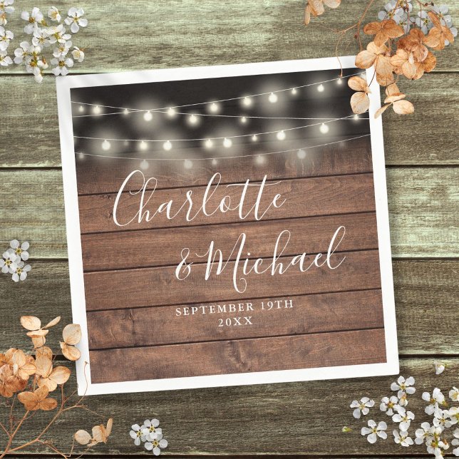 Rustika Trädgårdsbelysningar med Signatur Skript B Pappersservett (Rustic Wood String Lights Signature Script Wedding Napkins)