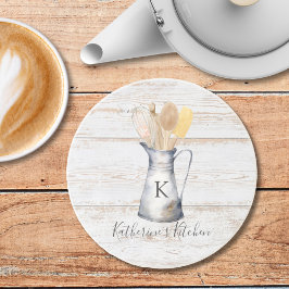 Rustika Utensilier för Köket med Elegant Monogram Underlägg
