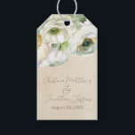 Rustika vattenskiftande vita ranunkler presentetikett<br><div class="desc">Dessa vintage-inspirerade romantiska blomstermotiv för presentkort har en rustik pergamentpappersdesign som liknar en gammal vintagebok,  bakgrund med vattenskiftande ranunkelblommor. En delikat bukett ranunkler och grönska avbildas högst upp. Exempel på namn på ett nygift par och bröllopsdatum är tryckta nedan. Du kan anpassa presentkorten med dina egna namn eller text.</div>