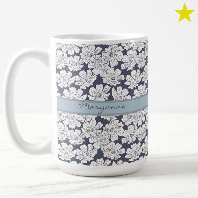 Rustika vit blomskiss blå nyans anpassat namn kaffemugg (Skapare uppladdad)