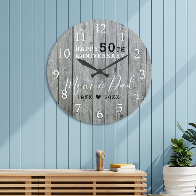 Rustikt grått trä 50-års guldbröllop stor klocka (Rustic Gray Wood 50th Gold Wedding Anniversary Large Clock)