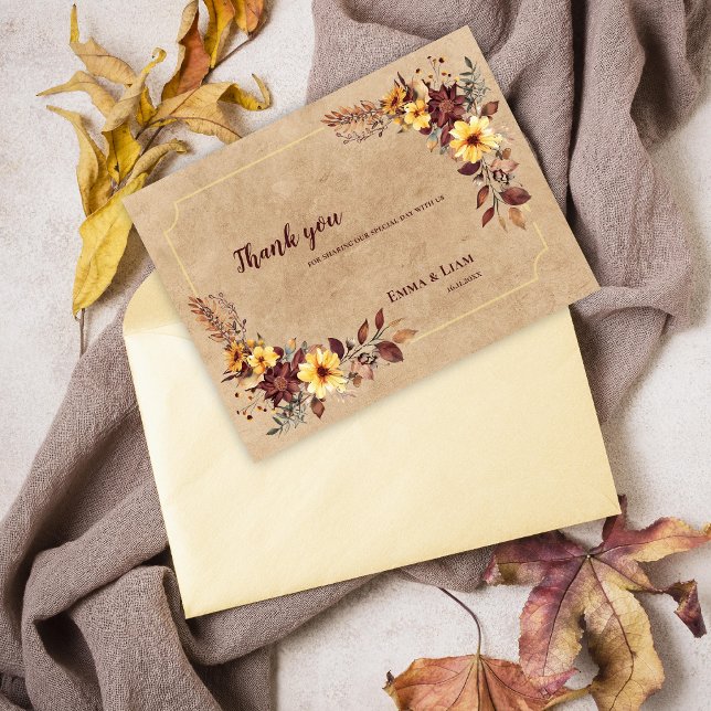 Rustikt Gult Burgundy Blommigt Bröllop Tack Vykort (Rustic Yellow Burgundy Floral Wedding Thank You Postcard)