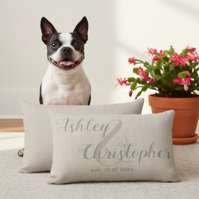 Rustikt husvärmegåva för ett par - Personligt Lumbarkudde (Wedding or anniversary gift idea! Personalized lumbar pillow with names and wedding date!)