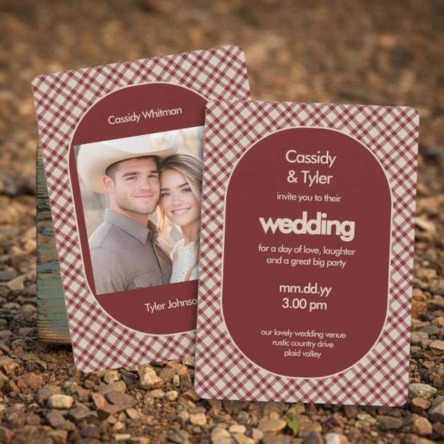 Rustikt röd-rutig fotolandskapsbröllop inbjudningar (Photo wedding invitation from the Rustic Red Plaid Western Wedding Suite by Darling & May)