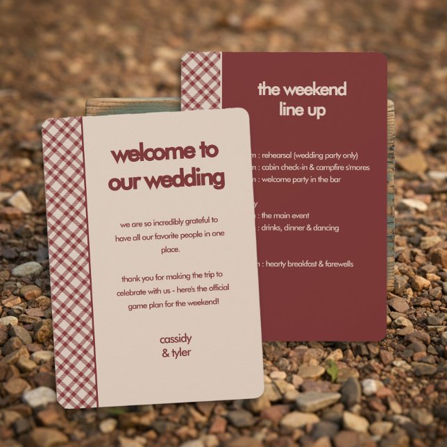 Rustikt rött rutigt bröllopsprogram tidslinjekort inbjudningar (Weekend Itinerary Details Card from the Rustic Red Plaid Western Wedding Suite by Darling & May)